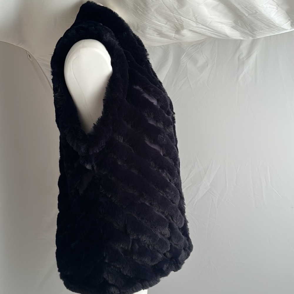Jayley Collection navy blue soft silk acrylic blend vegan fur vest - Picture 2 of 9